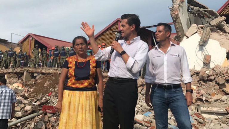 Enrique Peña Nieto dando un discurso en una zona dañada por el sismo en Oaxaca