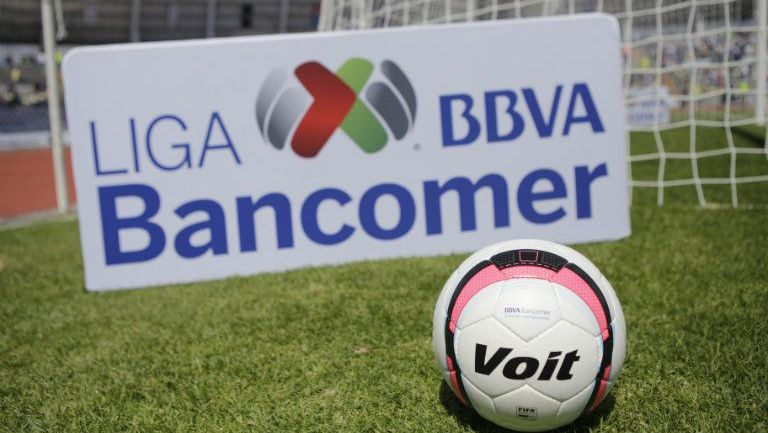 El logo de la Liga MX detrás de una portería