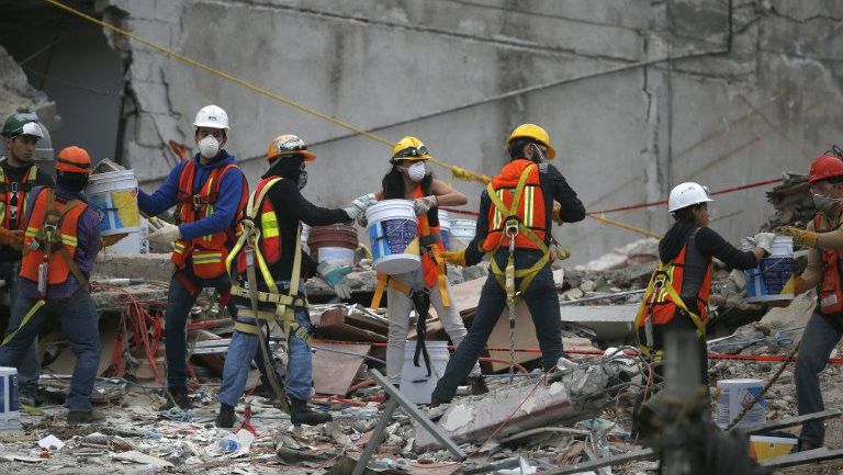 Brigadista trabajan en un edificio colapsado en la CDMX 