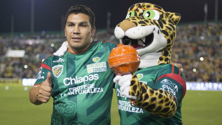 Salvador Cabañas posa junto a la mascota de Jaguares 