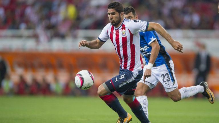 Jair Pereira durante un partido de Chivas 