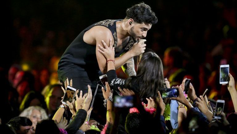Maluma canta durante el festival de Viña del Mar