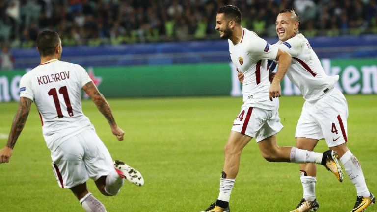 Kostas Manolas celebra con sus compañeros su gol contra el Qarabag 