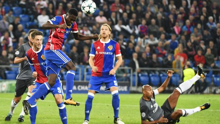 Dimitri Oberlin, del Basel, remata con la cabeza un esférico