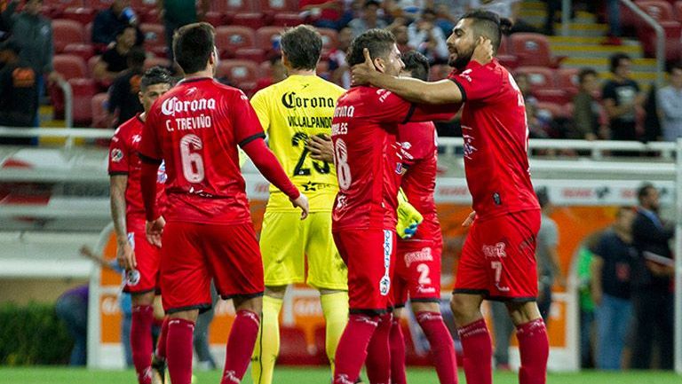 Los jugadores de Lobos festejan tras vencer a las Chivas