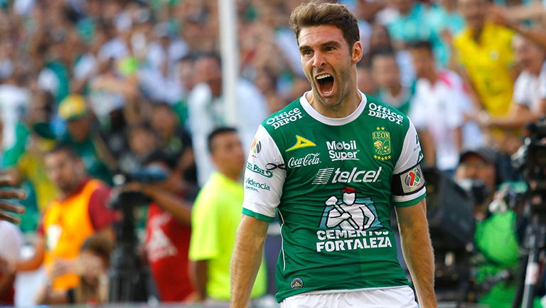 Mauro Boselli festeja un gol con León