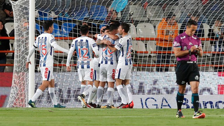 Jugadores del Pachuca celebran una anotación contra La Máquina