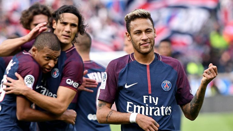 Neymar, Cavani y Mbappé festejan una anotación