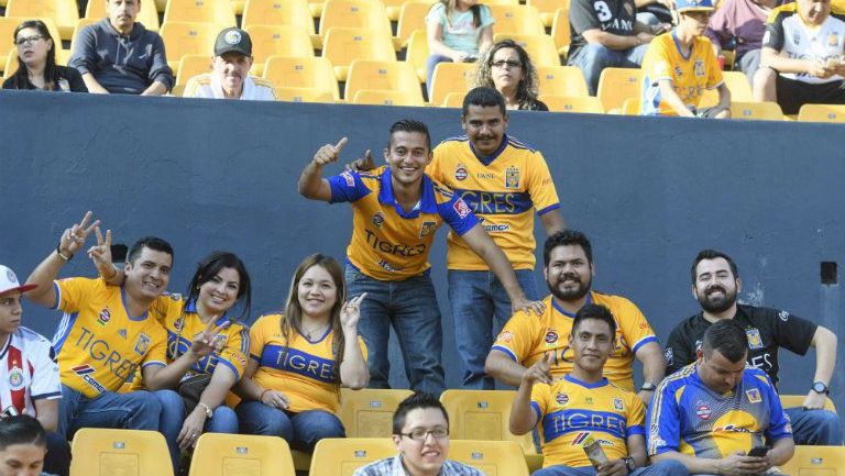 Aficionados de Tigres abarrotan el Estadio Universitario