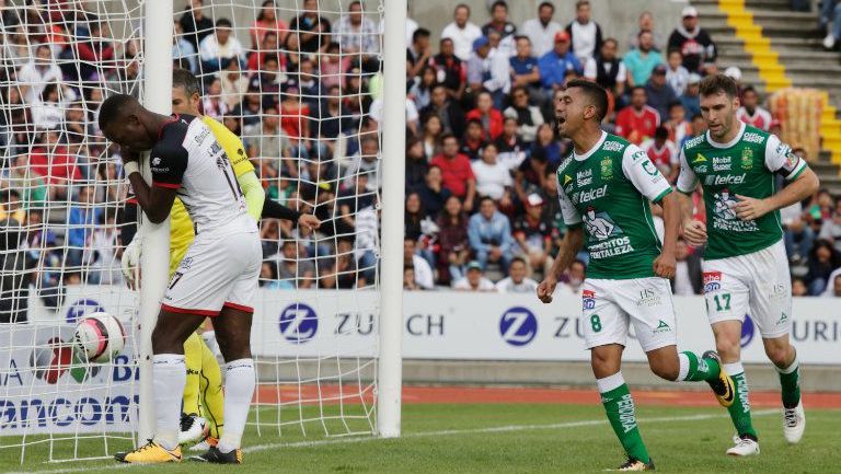 León festeja gol de Elías Hernández contra Lobos BUAP