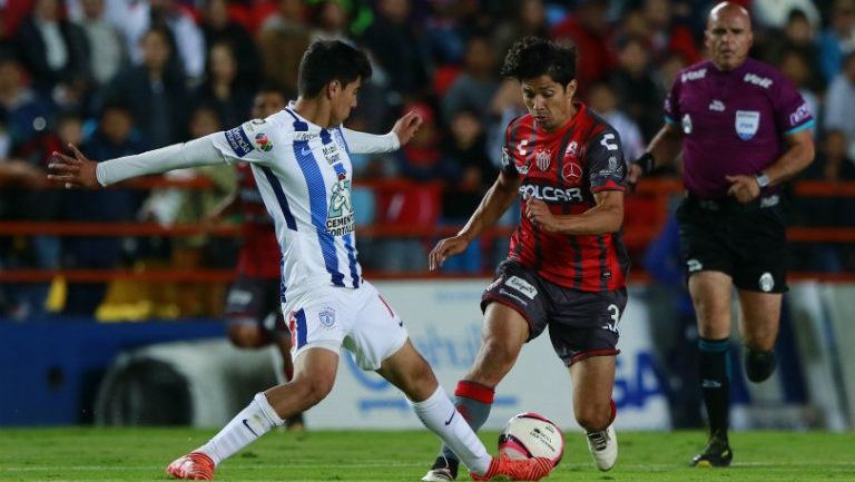 Puch pelea un balón en el juego frente a Necaxa