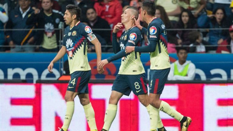 Edson Álvarez y Oribe celebran con Mateus Uribe