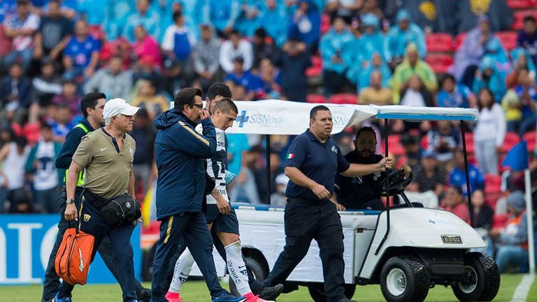 Nicolás Castillo saliendo junto a los médicos de Pumas