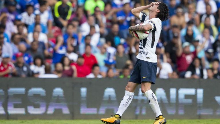 Mauro Formica se lamenta en el partido de Cruz Azul 