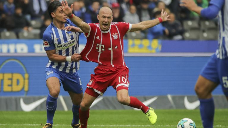Robben se queja de una falta durante un juego con el Bayern Munich