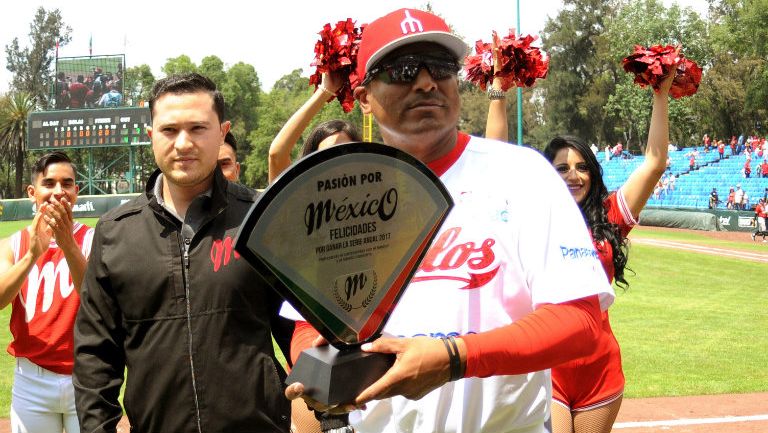 Ojeda recibe un premio como manager de Diablos Rojos