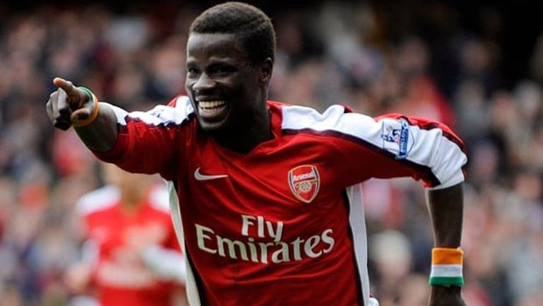 Emmanuel Eboué festeja un gol con el Arsenal