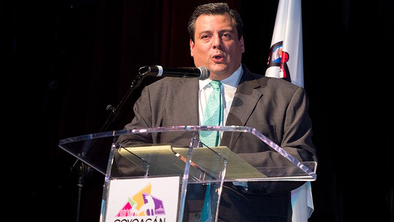 Mauricio Sulaimán, durante entrega del cinturón Huichol 