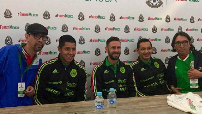 Aficionados del Tri se toman una foto junto a Ayala, Layún y Cota 