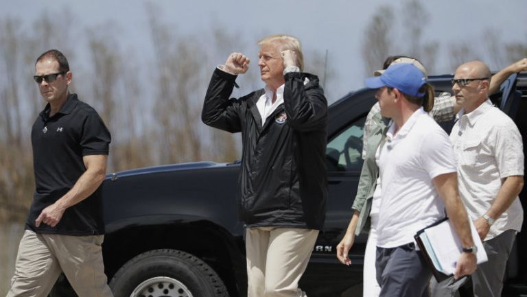 Donald Trump llegando a la zona de desastre en Puerto Rico