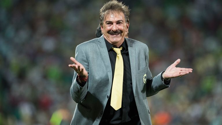 La Volpe ríe tras una decisión arbitra en Liga MX