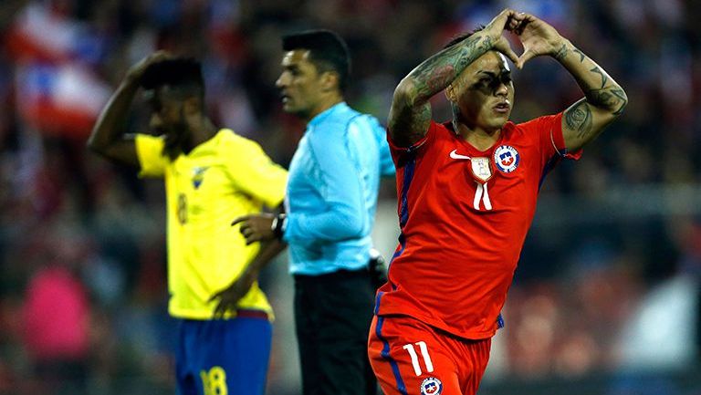 Eduardo Vargas celebra su gol contra Ecuador 