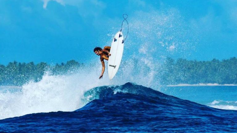 Trav McCoy practica surf en Nueva Zelanda