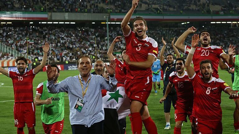 Jugadores de Siria festejan tras vencer a Irán