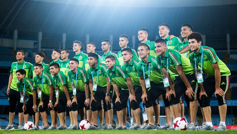 Jugadores del Tri Sub 17 posan para una foto