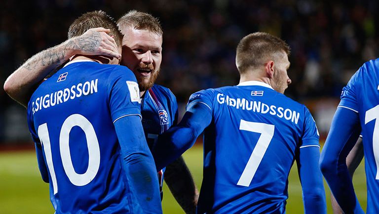 Islandia festeja el gol decisivo que los lleva al Mundial