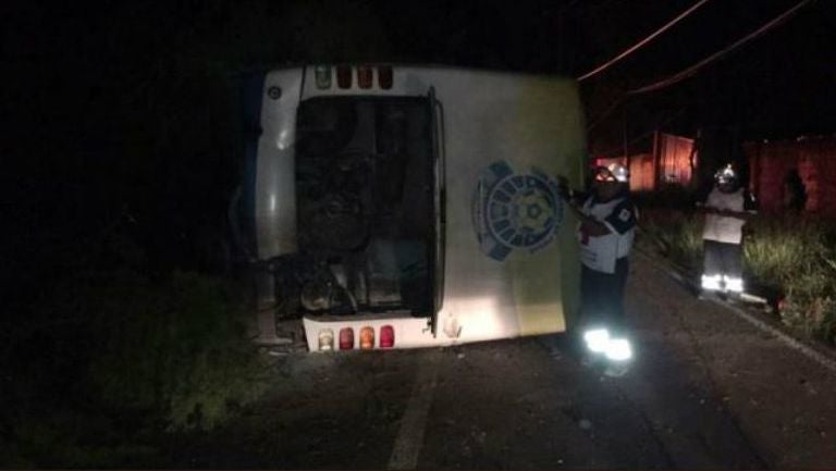 El camión de La Piedad volcado en una carretera cerca de Cuernavaca