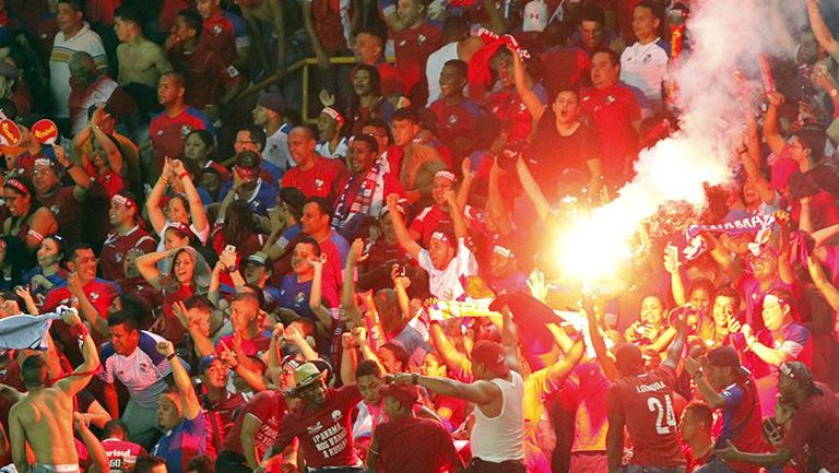 Aficionados de Panamá festejan en juego contra Costa Rica 