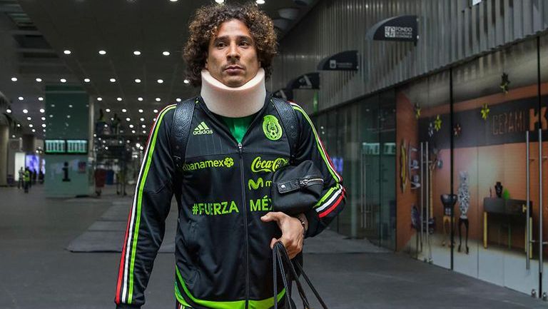 Gillermo Ochoa regresó a México con un collarín