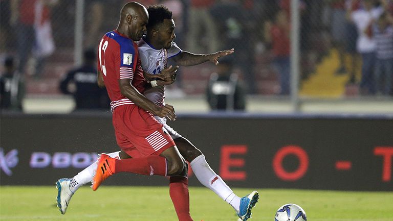 Rodney Wallace y Adolfo Machada pelean el balón