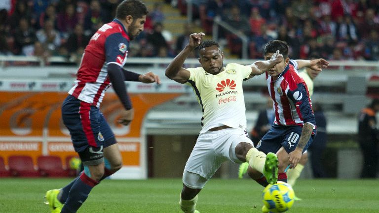 William Da Silva pelea un balón contra la defensiva de Chivas