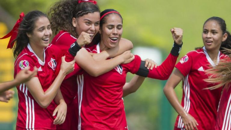 Marcela Vera festeja su gol frente a Guadalajara