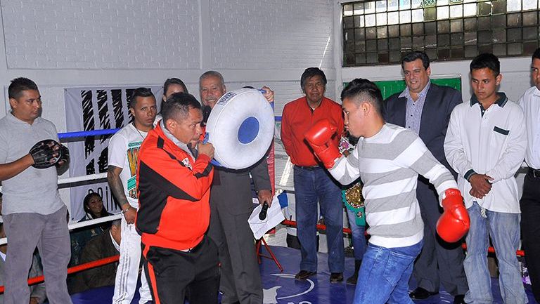 Uno de los jóvenes en el gimnasio 