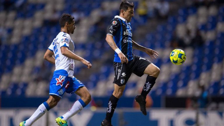 Patricio Araujo y Édgar Benitez en jugada