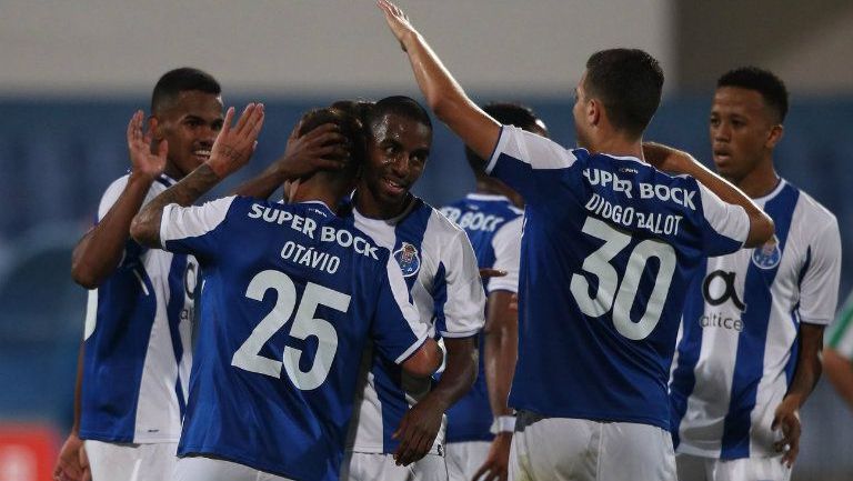 Jugadores del Porto festeja un gol contra el Lusitano de Évora