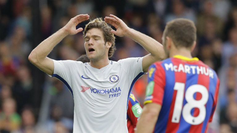 Marcos Alonso se lamenta durante el juego frente al Crystal Palace