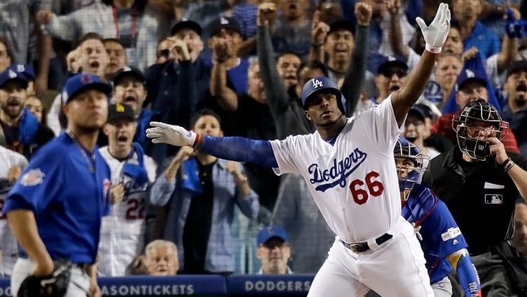 Yasiel Puig celebra en el juego contra Cubs