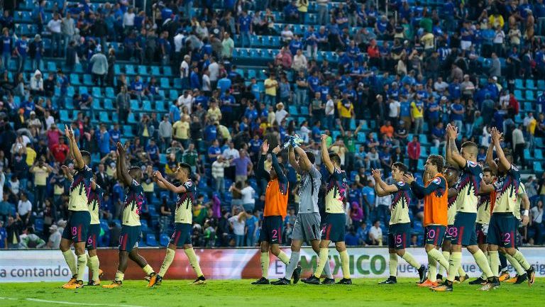 Jugadores del América aplauden a su afición después del Clásico Joven