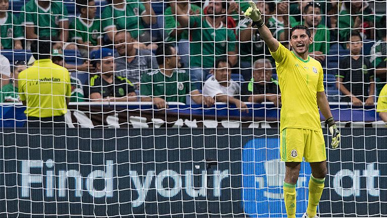 Chuy Corona en un partido del Tri