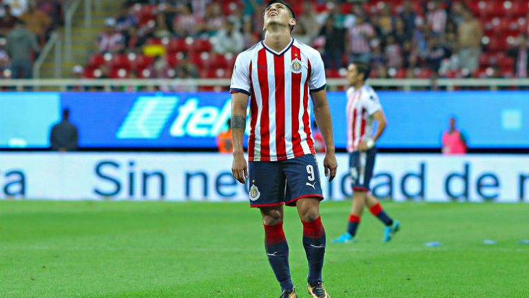 Alan Pulido se lamenta tras la derrota frente a Monarcas