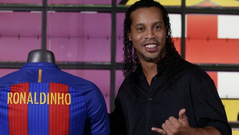 Ronaldinho presenta su camiseta
