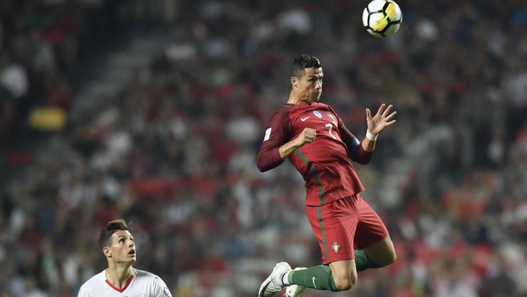 Cristiano Ronaldo remata de cabeza en un juego con Portugal
