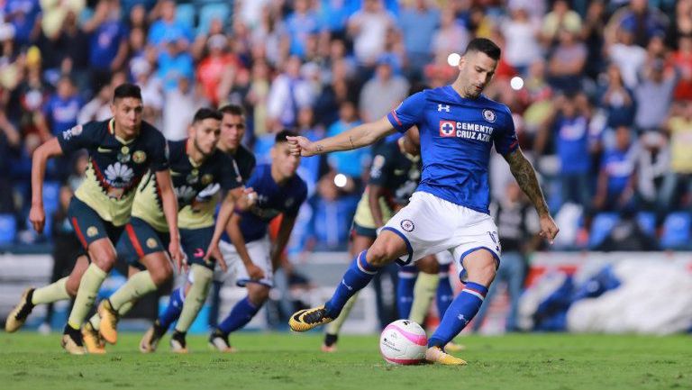 Edgar Méndez dirige el balón en el Clásico Nacional