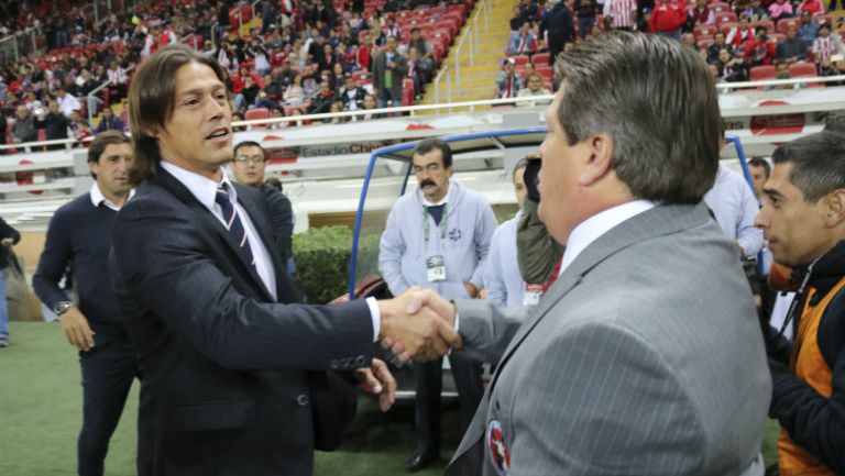 Herrera y Almeyda se saludan previo a un partido