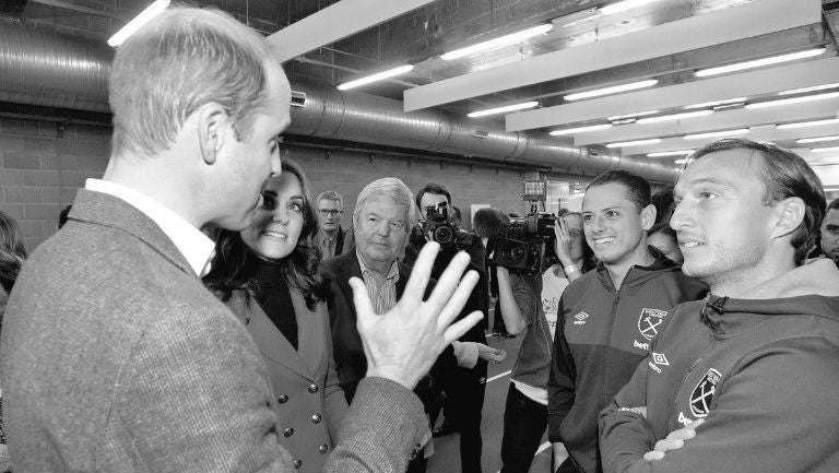 Chicharito saluda a los Duques de Cambridge