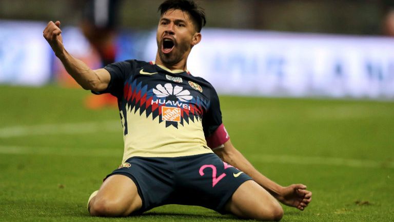 Oribe Peralta festejando uno de los goles frente a Chivas